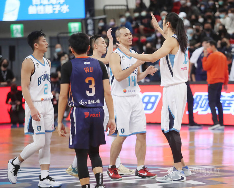 P. LEAGUE+ 台北富邦勇士隊(白衣)16日例行賽以103比84大勝桃園領航猿隊(藍衣),總教練許晉哲表示,賽前有特別刺激球員,這場是4強保衛戰,輸了就會從第4掉到第5名,成功奏效。圖為勇士選手休息時互相致意。中央社記者張新偉攝 111年1月16日
