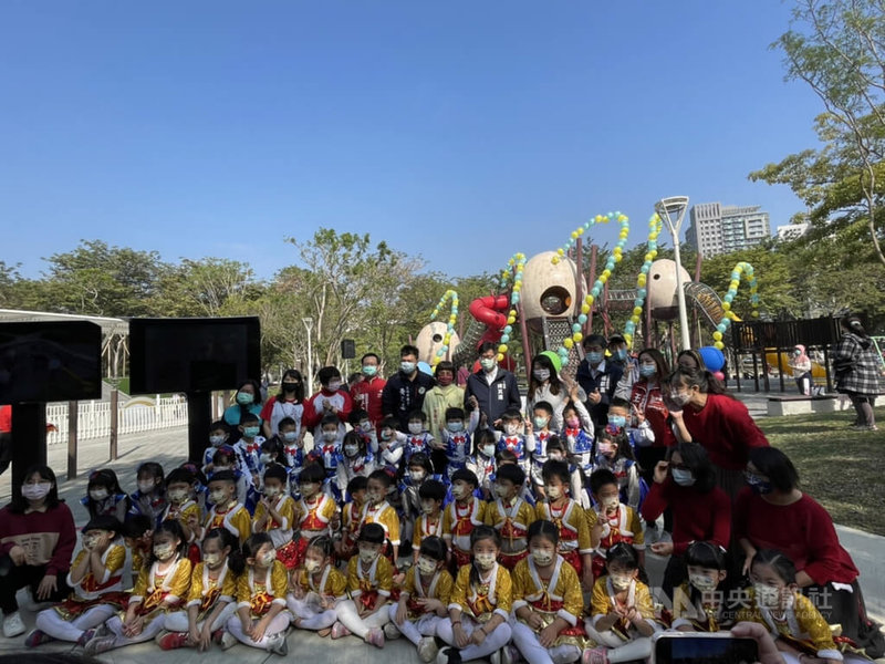 高雄市凹子底森林公園規劃共融式特色遊戲場,17日正式啟用,高雄市長陳其邁(後排左7)等人出席。中央社記者蔡孟妤攝 111年1月17日