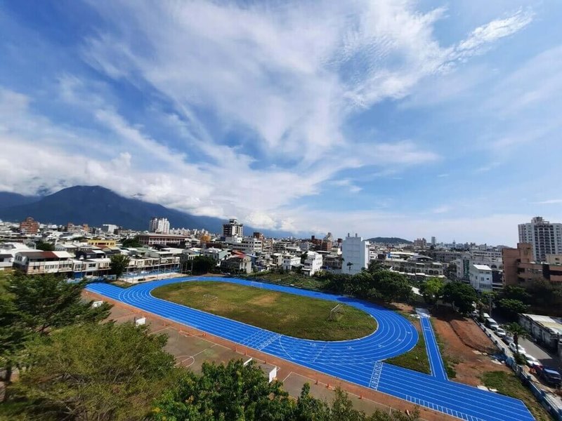 花蓮縣政府向教育部體育署爭取經費,為轄內國中小學校修繕或新建PU跑道,目前已有22校獲同意翻新,其中6校已獲經費,預定111年底全數翻新完成。圖為化仁國中新建的PU跑道示意圖。(花蓮縣政府提供)中央社記者張祈傳真 111年1月17日