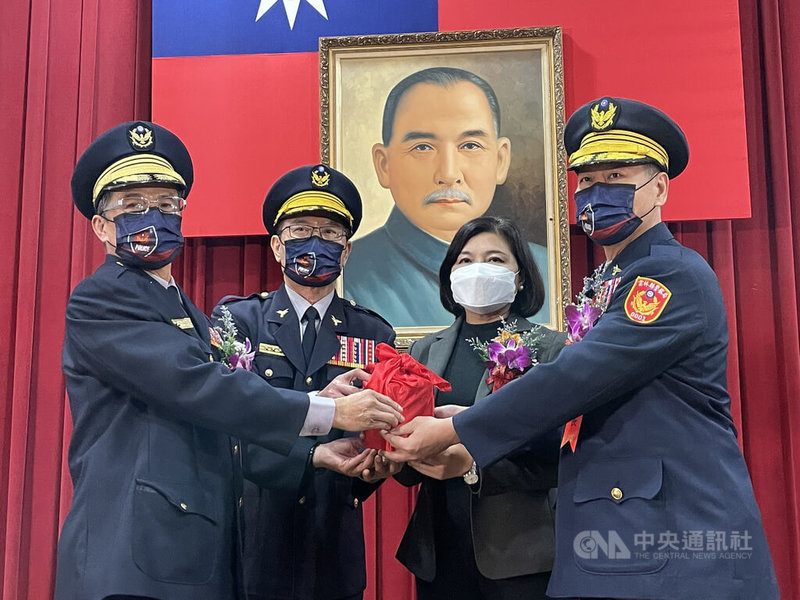 警政署日前發布警政署行政組長李謀旺(右)調任雲林縣警察局長,17日走馬上任,雲林縣長張麗善(右2)期許維護地方治安,與縣府一同打造幸福城鄉。中央社記者姜宜菁攝 111年1月17日