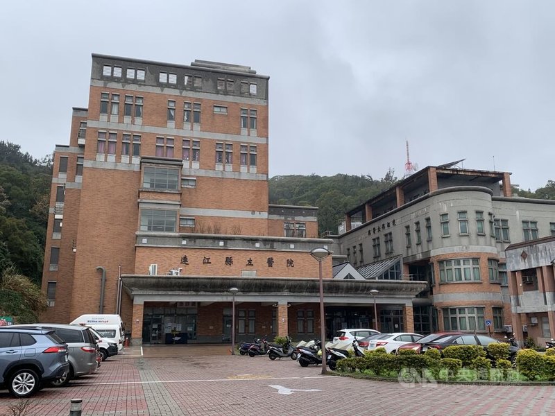 連江縣立醫院防範COVID-19疫情,17日起提升防疫措施,實施門禁管制,限制人員進出並調整動線。中央社記者邱筠攝 111年1月17日