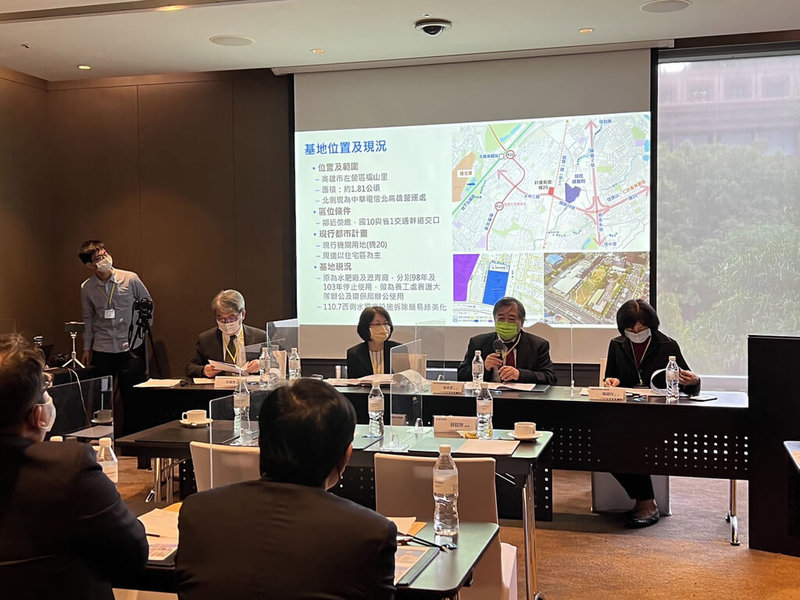 高雄市政府17日在台北市舉辦「左營區機關用地(機20)」都市更新招商說明會,吸引近25家潛在投資者參與,不乏大型壽險、建設公司等。(高雄市都發局提供)中央社記者蔡孟妤傳真 111年1月17日