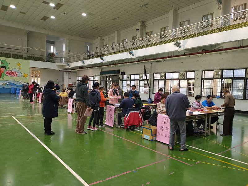 屏東市公所發放500元的振興消費券,16日發放時間截止,仍有3萬5000多份還未領取,將於23日起至27日開放補領,逾期視同放棄。圖為日前發放振興消費券情形。(屏東市公所提供)中央社記者李卉婷傳真 111年1月17日