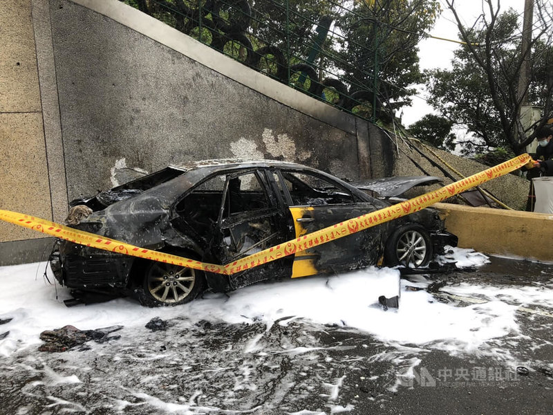 新北市中和烘爐地17日發生計程車疑自撞山壁起火事故,警消獲報迅速到場滅火降溫,所幸駕駛及時逃出僅燒傷送醫。(翻攝照片)中央社記者王鴻國傳真 111年1月17日
