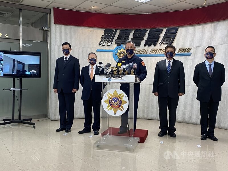 警政署強力掃黑,去年全國共查緝395個幫派組織和犯嫌3169人,查扣不法利得新台幣4億1700萬元,由於春節將至,署長陳家欽(中)17日表示,今年1月3日至14日執行全國打詐專案行動,共查獲217件詐騙集團和931嫌,其中有29個詐團都是黑道幫派隱身幕後操縱。中央社記者黃麗芸攝 111年1月17日