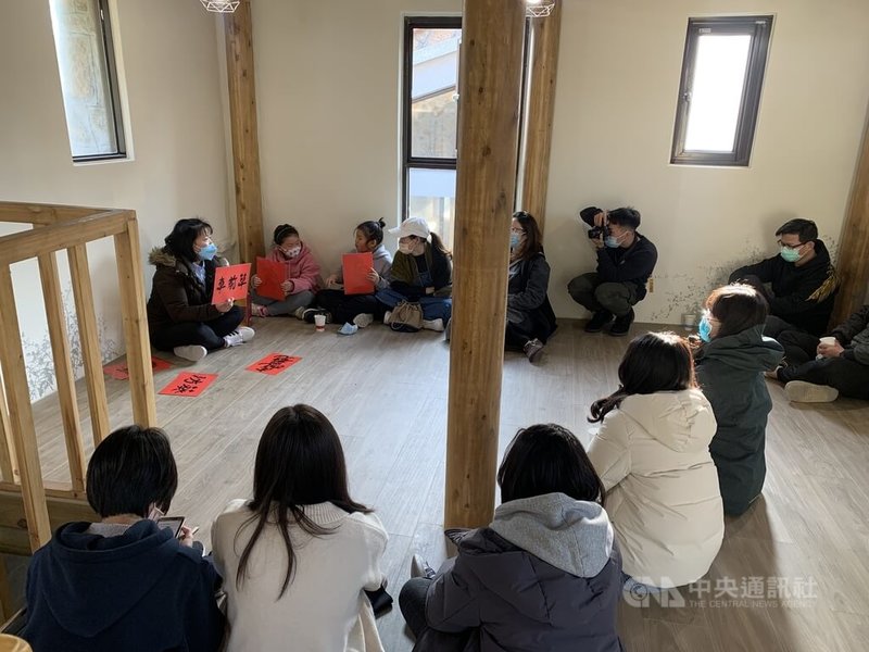 馬祖國際藝術島「地下工事」系列創作,首件作品「採光」完成,並在馬祖北竿后澳村舉行藝術分享茶會,居民鄭曉穎擔任茶會講師,結合馬祖傳統植物的馬祖話、鳥蟲體書法等,分享她採集馬祖人使用野外藥草植物的口述歷史。中央社記者邱筠攝 111年1月17日