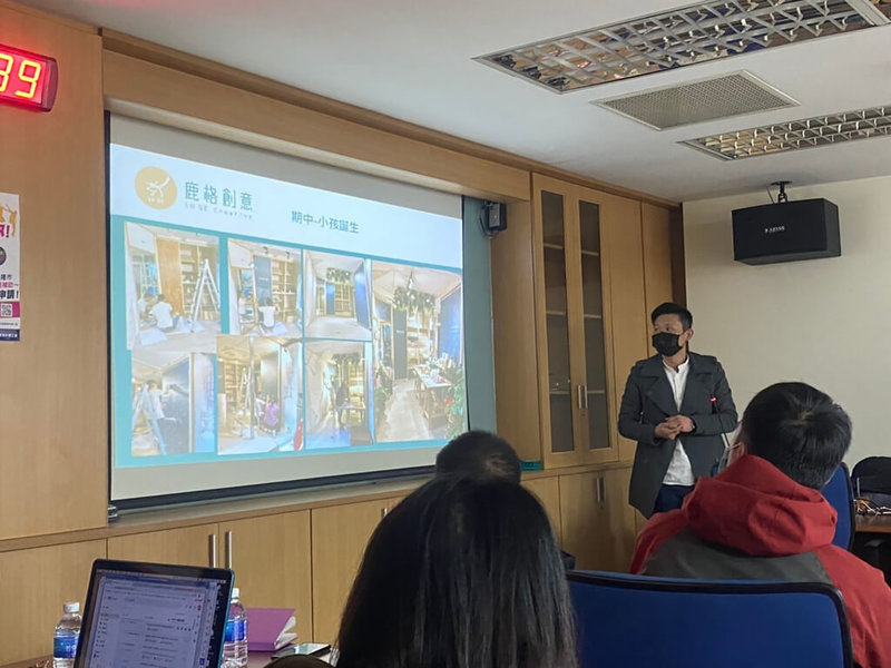 基隆市政府為支持青年創業實作,並培育學生知能素養與探索,今年擴大辦理「基隆市青年投入創業及公共服務補助計畫」,新增「學生社團公共服務類」,學生社團最高可獲新台幣5萬元活動補助金。圖為民國110年青年創業提案說明會。(基隆市政府產業發展處提供)中央社記者王朝鈺傳真 111年1月17日