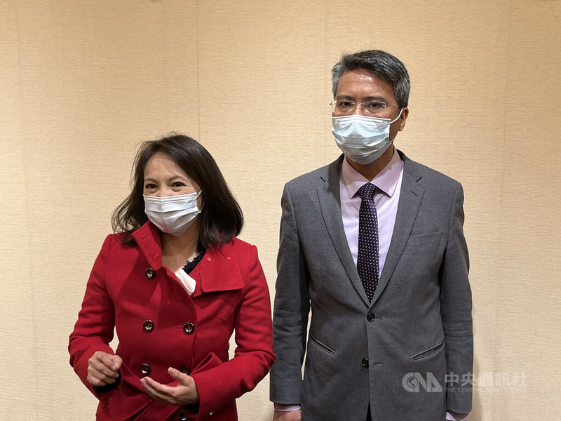 憲法法庭17日就原住民身分法釋憲案召開言詞辯論,太魯閣族的法律系副教授鄭川如(左)及丈夫吳欣陽(右)出庭,為女兒吳若韶爭取原住民身分,認為相關規定違憲。中央社記者林長順攝 111年1月17日