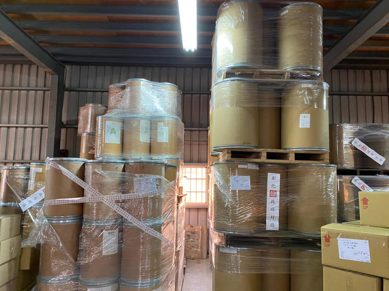 農業委員會動植物防疫檢疫局去年發現雲林縣謝姓父子申報進口的氯化三苯錫部分去向不明,雲林地檢署溯源確認謝姓父子等13人違反農藥管理法,查扣市價逾新台幣1億元偽農藥,訊後以1萬到30萬元不等金額交保。(檢方提供) 中央社記者姜宜菁傳真 111年1月17日