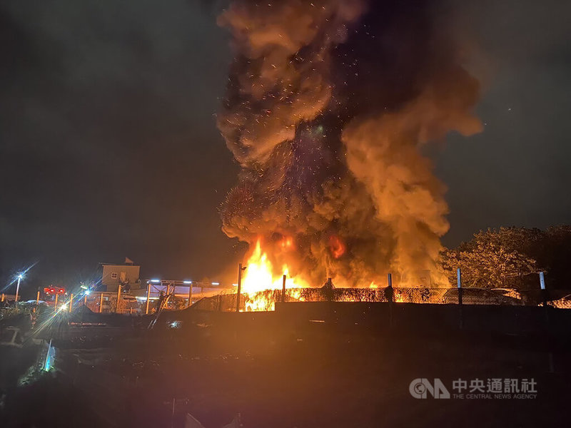 台北市士林區延平北路7段一處汽車廢棄場17日晚間發生火警,場內停放汽車突然起火,隨即火勢蔓延燃燒鄰近10多輛汽車,現場火勢猛烈,濃煙直竄天際。(翻攝照片)中央社記者黃麗芸傳真 111年1月17日