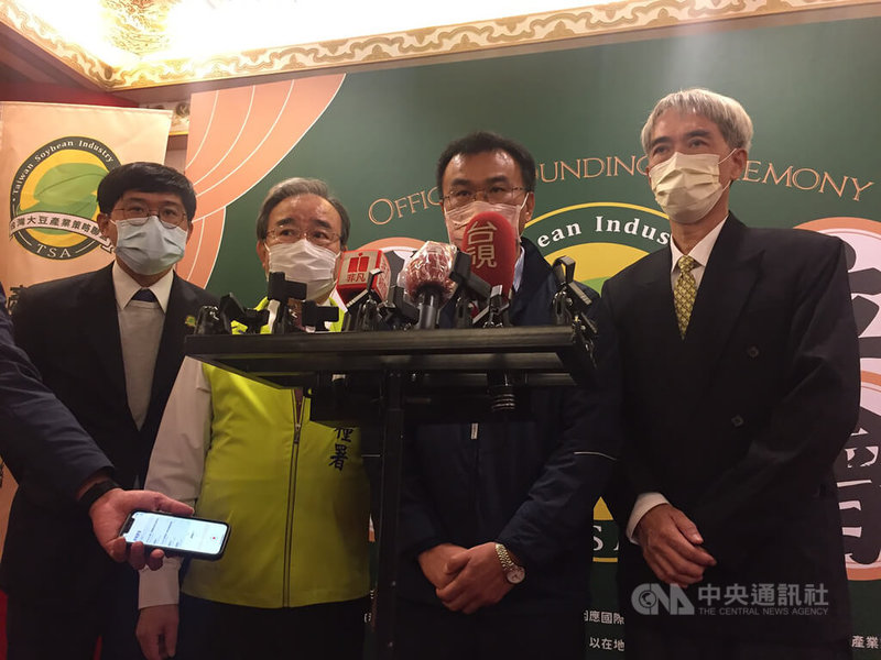 日本福島5縣市食品解禁議題浮上檯面,並出現「福食」、「核食」名詞爭論。農委會主委陳吉仲(右2)說,核食是食品含有核災地區輻射殘留量,目前日本特定進口食品採輻射安全證明、縣產地證明的雙證管理。中央社記者楊淑閔攝 111年1月17日