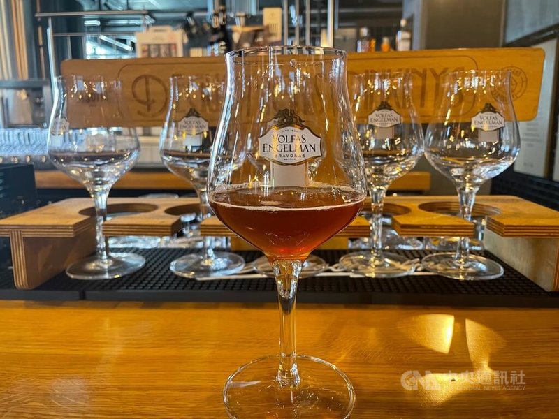 沃福斯是有近170年歷史的立陶宛啤酒品牌,執行長霍巴巧斯卡斯在德國慕尼黑取得「啤酒侍酒師」專業證照,致力提升啤酒的品飲文化、塑造沃福斯品牌的「紳士」形象,並在兼具酒吧功能的沃福斯「啤酒實驗室」讓客戶一同參與新品研發過程。圖為霍巴巧斯卡斯認為十分適合品飲啤酒的短口杯。中央社記者陳韻聿考納斯攝 111年1月17日