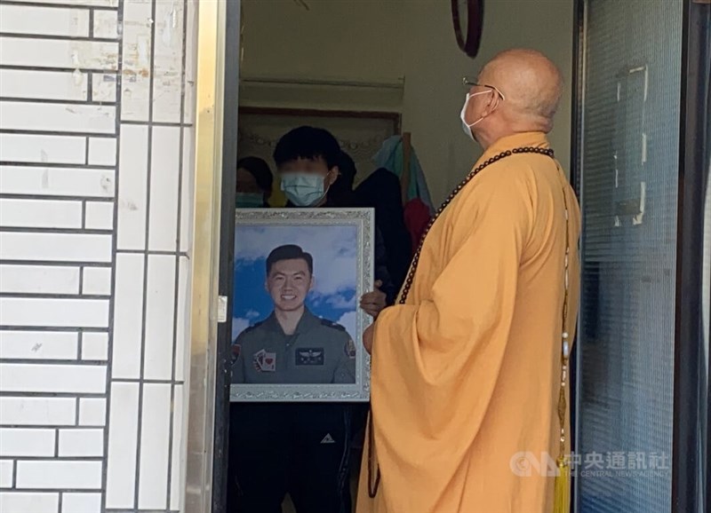 空軍F-16V飛官陳奕執行訓練任務時不幸墜海殉職,陳奕父母16日由軍方陪同,透過法師引領,帶著兒子遺照「回家」走一走,多名親戚也陸續進屋向陳奕致意。中央社記者蕭博陽南投縣攝 111年1月16日