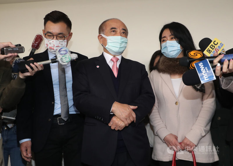 近期國民黨在4大公投、中二立委補選、罷昶案接連受挫。前立法院長王金平(中)17日在立法院接受媒體聯訪,被問及國民黨應如何因應當前困境時呼籲「團結第一」,他也提醒國民黨須認清整個情勢,做出必要因應措施。中央社記者裴禛攝 111年1月17日