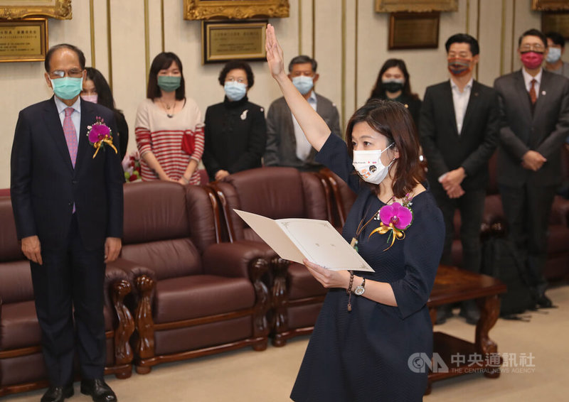 台中市第2選區立委補選由民進黨候選人林靜儀(前右)當選,林靜儀17日至立法院出席宣誓就職典禮,正式就任第10屆立委。中央社記者裴禛攝 111年1月17日