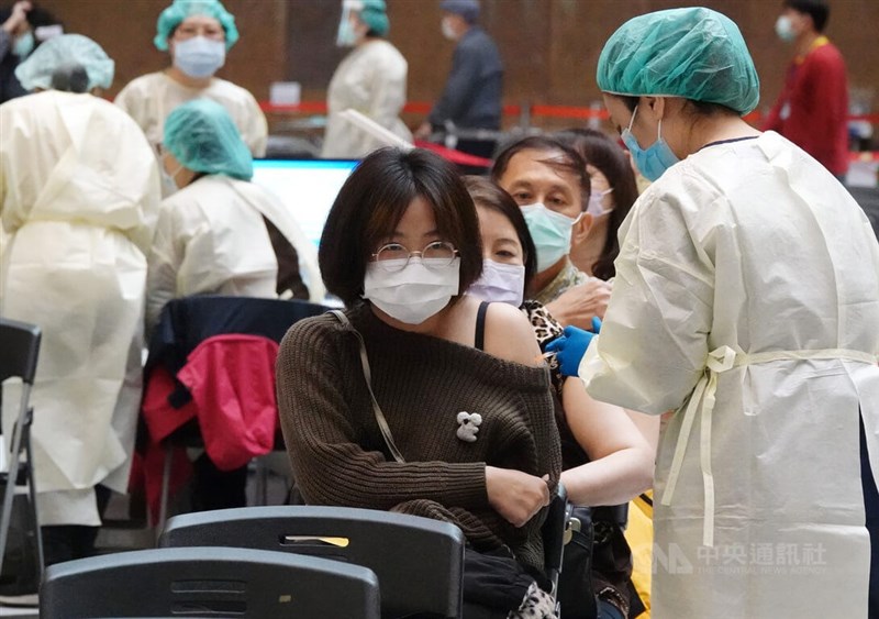 指揮中心統計,國內至16日已有逾162萬人次追加第3劑,其中超過8成選擇莫德納疫苗。圖為台北車站機動疫苗接種站人員為民眾施打疫苗。(中央社檔案照片)