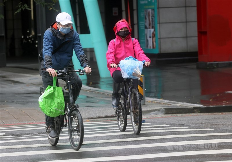 氣象專家吳德榮說,17日鋒面通過,北台灣氣溫略降、轉濕涼;18至20日受東北季風影響,北台灣濕涼,中部略降溫。(中央社檔案照片)