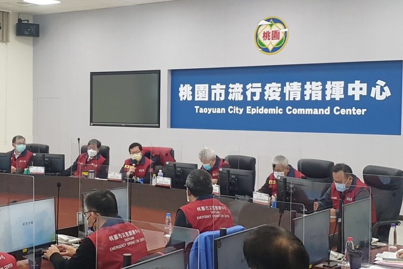 桃園市長鄭文燦(後左3)17日上午在桃園市政府防疫專案會議中指出,這次COVID-19疫情傳播速度相當快,平均3天內就會傳播1輪,因此在家庭跟職場的擴大採檢是必要的。(桃園市政府新聞處提供)中央社記者吳睿騏桃園傳真 111年1月17日
