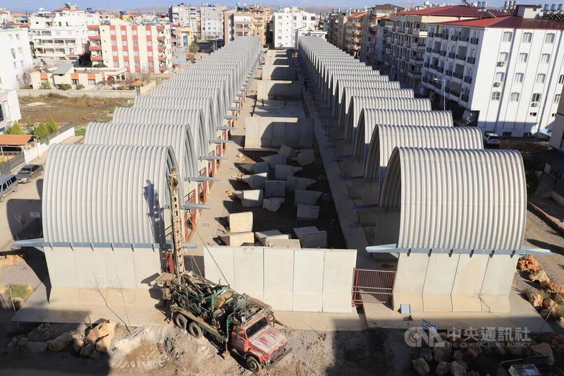 土耳其、敘利亞邊境的台灣中心鳥瞰,鑿井機具15日在中心入口處進行探勘。中心建築主體2020年10月完工後投入營運,2022年3月將完成裝潢,全面營運。中央社記者何宏儒雷伊漢勒攝 111年1月17日