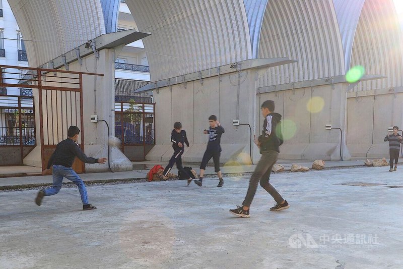 一群少年15日在土耳其、敘利亞邊境的台灣中心中庭踢足球。該中心建築主體2020年10月完工後即投入營運,已成為當地敘利亞難民生活重心所在。中央社記者何宏儒雷伊漢勒攝 111年1月17日