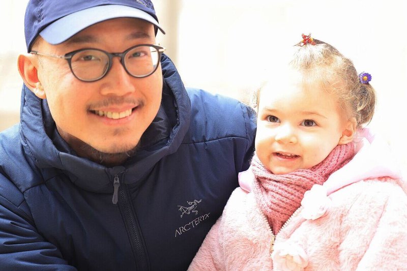 土耳其、敘利亞邊境的台灣中心執行長裘振宇(左)15日在中心與敘利亞小女孩合影。他表示,中心52個空間單元3月間將完成裝潢,定7月8日正式開幕。中央社記者何宏儒雷伊漢勒攝 111年1月17日