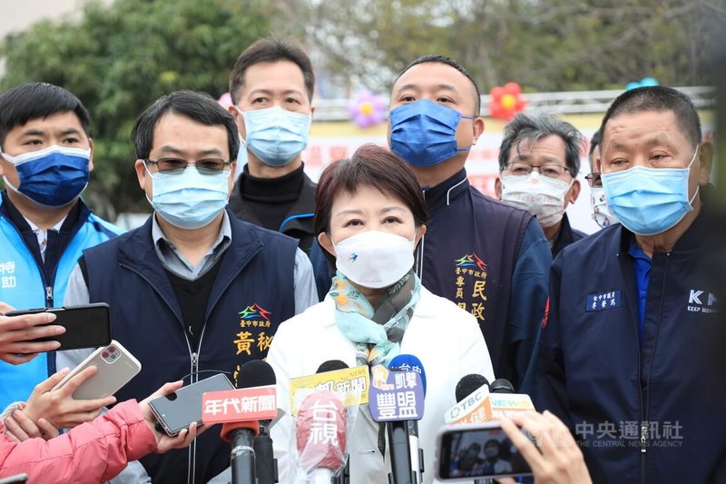 國內COVID-19疫情升溫,雙北擬推行「疫苗護照」。台中市長盧秀燕(前中)17日接受媒體聯訪時表示,她個人比較建議疫苗護照應全國一致,由中央統一規劃和發布,護照統一化並整合。中央社記者趙麗妍攝 111年1月17日