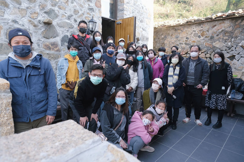 馬祖國際藝術島「地下工事」系列創作,首件作品「採光」完成,日前在馬祖北竿后澳村舉行藝術分享茶會,透過品茶活動展現藝術作品。(山冶計畫提供)中央社記者邱筠馬祖傳真 111年1月17日