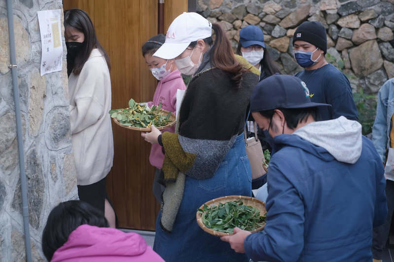 馬祖國際藝術島「地下工事」系列創作,首件作品「採光」完成,日前在馬祖北竿后澳村舉行藝術分享茶會,茶會講師鄭曉穎將馬祖傳統涼茶製作成茶包,教參與者製茶與品茶,理解植物與島嶼關係。(山冶計畫提供)中央社記者邱筠馬祖傳真 111年1月17日