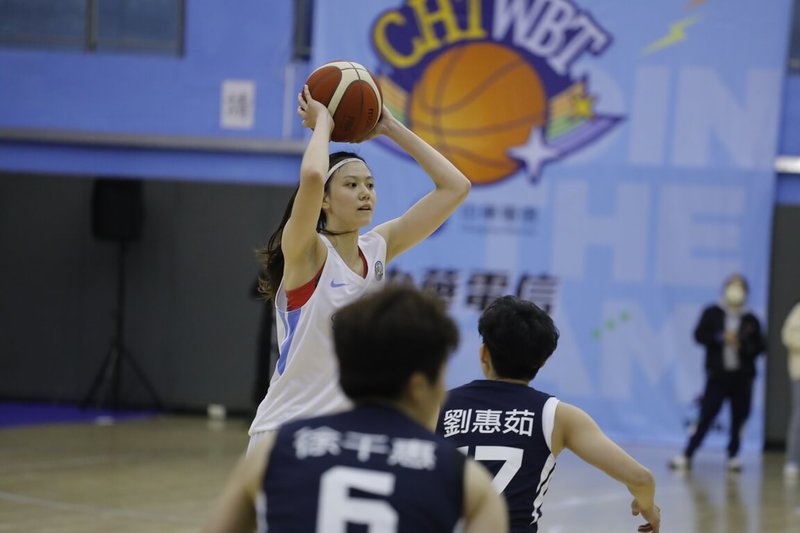 第17屆女子超級籃球聯賽(WSBL)點燃戰火,台灣電力中鋒劉昕妤(持球者)17日首戰攻下生涯新高16分,率隊以50比37擊敗中華電信,台電睽違10年拿下WSBL開季首戰勝利。(中華民國籃球協會提供)中央社記者黃巧雯傳真 111年1月17日