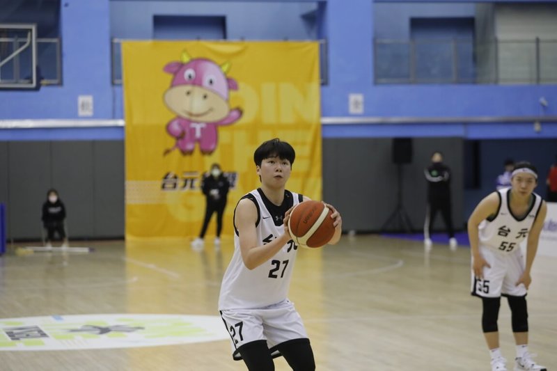 第17屆女子超級籃球聯賽(WSBL)開打,國泰人壽17日全隊12人中11人有得分進帳,以88比65擊敗台元紡織,台元新秀林蝶(前)首秀獨攬18分,但未能助球隊拿下勝利。(中華民國籃球協會提供)中央社記者黃巧雯傳真 111年1月17日