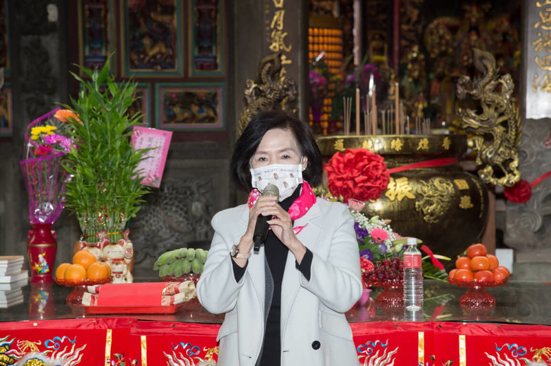宜蘭縣長林姿妙(圖)涉及弊案遭檢廉約談無保請回後,17日上午在蘭陽大興振安宮接受媒體聯訪表示,非常感謝大家關心和疼惜,讓大家擔心了,她表示,尊重司法,相信司法會還她和縣府團隊清白。(宜蘭縣政府提供)中央社記者王朝鈺傳真 111年1月17日
