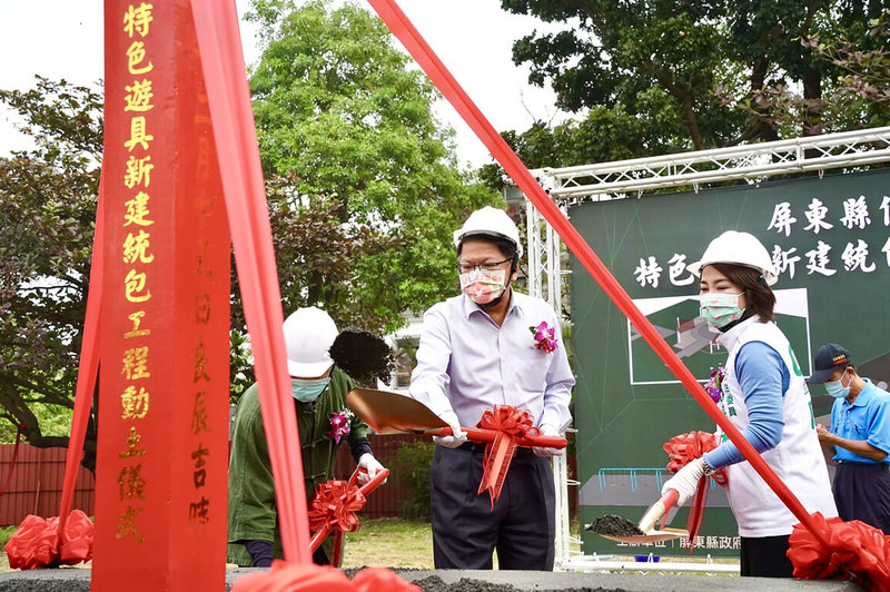 屏東縣長潘孟安(中)積極持續規劃1鄉鎮1共融公園,致力改善罐頭式遊具及老舊的公園,提供民眾更優質的公共空間,17日佳冬鄉進行動土典禮。(屏東縣政府提供)中央社記者李卉婷傳真 111年1月17日
