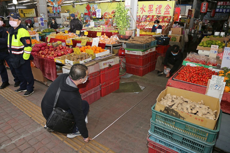 台中市政府17日前往山腳頂黃昏市場複查,主要釐清違建範圍、面積、材料與高度、合法房屋範圍及違建物所有人,確認後將依規開立違建認定書。(民眾提供)中央社記者趙麗妍傳真 111年1月17日