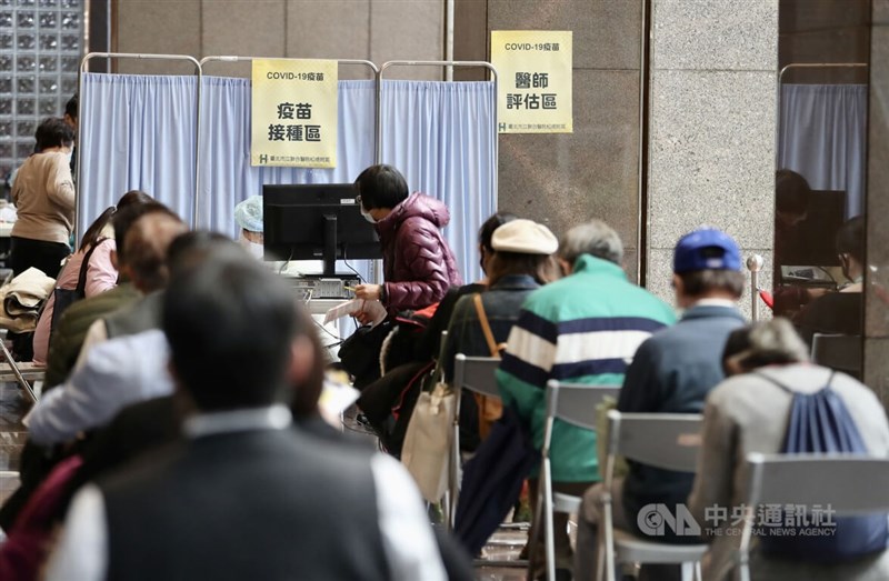 台北市政府17日新增包含信義區北市府1樓中庭(圖)等7處中型疫苗接種站,民眾透過北市疫苗預約平台登記後前往接種站施打疫苗。中央社記者張皓安攝 111年1月17日