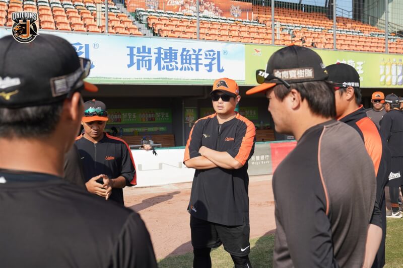 野手胡金龍(中)17日向中職統一7-ELEVEn獅隊報到、投入訓練;他表示,新球季目標還是身體健康,「沒有健康的身體,也不會有太好的成績。」(統一獅隊提供)中央社記者謝靜雯傳真 111年1月17日