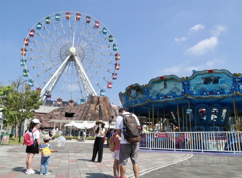 台北捷運17日表示,有確診者到過兒童新樂園,園區室內美食街暫停開放3天。(中央社檔案照片)
