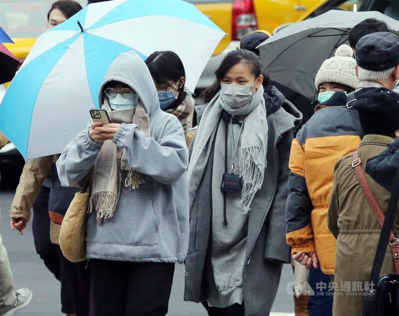 氣象局表示,18日是近期冷空氣最強的一天,預估北部、東北部低溫約攝氏15度。(中央社檔案照片)