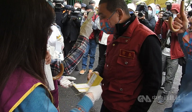 因應COVID-19(2019冠狀病毒疾病)疫情,新北市長侯友宜(前右)啟動疫苗護照措施,17日並持小黃卡進入校園視察。中央社記者王鴻國攝 111年1月17日