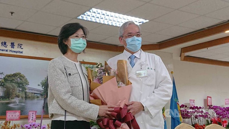 台北榮總17日舉行新任院長布達典禮,由國內骨癌權威陳威明(右)接任院長,陳威明妻子(左)也親自到場見證丈夫榮耀時刻。中央社記者陳婕翎攝 111年1月17日