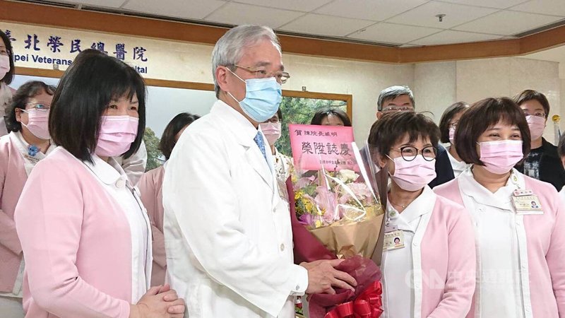 台北榮總17日舉行新任院長布達典禮,由國內骨癌權威陳威明(前左2)接任院長,北榮護理部獻花祝福。中央社記者陳婕翎攝 111年1月17日