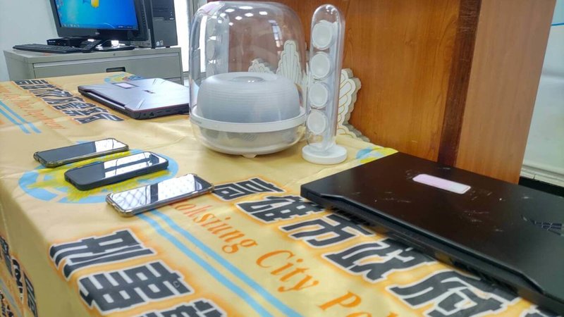 高雄市刑警大隊偵破一對表兄弟謊稱兜售線上遊戲道具詐財案,查獲犯案用智慧型手機3部、筆電2台及知名品牌水母造型喇叭等。(警方提供)中央社記者曾以寧傳真 111年1月17日