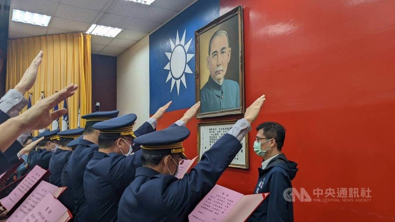 高雄市政府警察局17日在禮堂舉辦卸、新任分局長、大隊長聯合交接典禮,新到任人員舉起右手宣誓。中央社記者曾以寧攝 111年1月17日