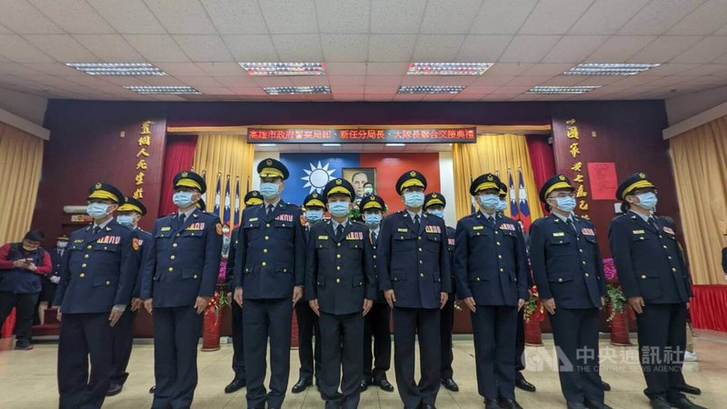 高雄市政府警察局17日在禮堂舉辦卸、新任分局長、大隊長聯合交接典禮,新到任人員於宣誓後合影。中央社記者曾以寧攝 111年1月17日