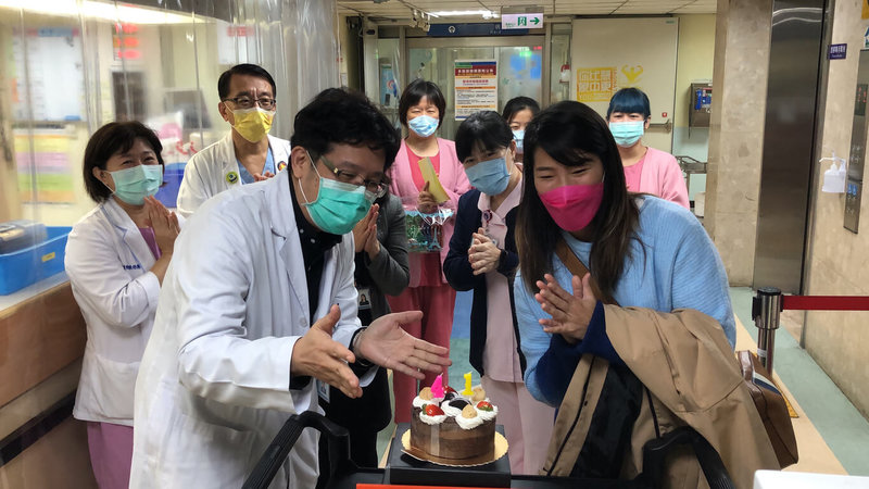 一名外籍男子帶著2名兒子回加拿大探親,搭機返台採檢3人都確診送至基隆醫院治療,吳姓妻子(前右)17日帶著蛋糕到醫院,與院長林慶豐(前左)等人一同視訊為丈夫慶生。(衛生福利部基隆醫院提供)中央社記者王朝鈺傳真 111年1月17日