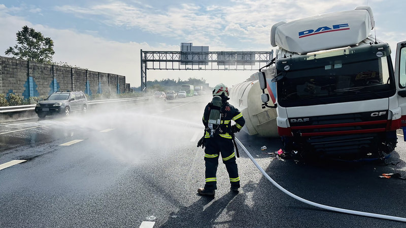 一輛裝載鹽酸槽車17日下午行經國道1號北上241公里處斗南路段時與2輛轎車擦撞,槽車翻覆、鹽酸滲漏,雲林縣消防局獲報立即派員到場,以出水稀釋方式降低外洩鹽酸傷害。(雲林縣消防局提供)中央社記者姜宜菁傳真 111年1月17日
