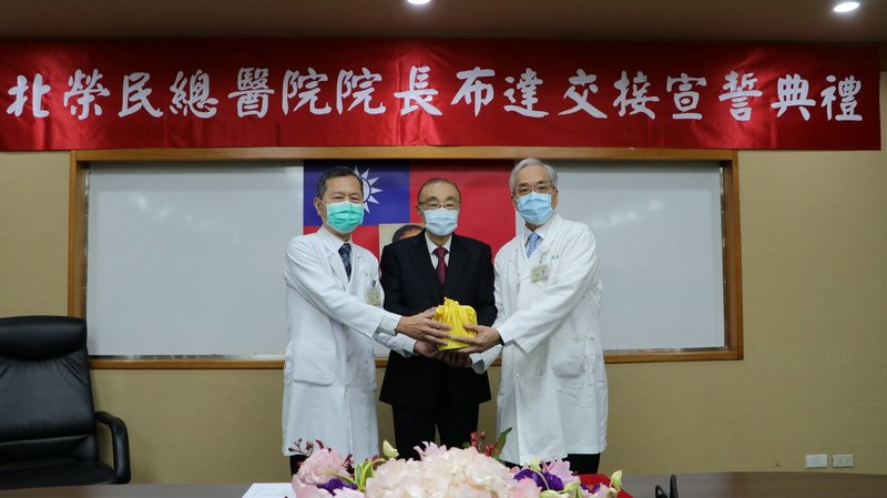 台北榮總17日舉行新任院長布達典禮,原任院長許惠恒(左)在退輔會主委馮世寬(中)監交下,將印信交給新任院長陳威明(右)。(台北榮總提供)中央社記者陳婕翎傳真 111年1月17日