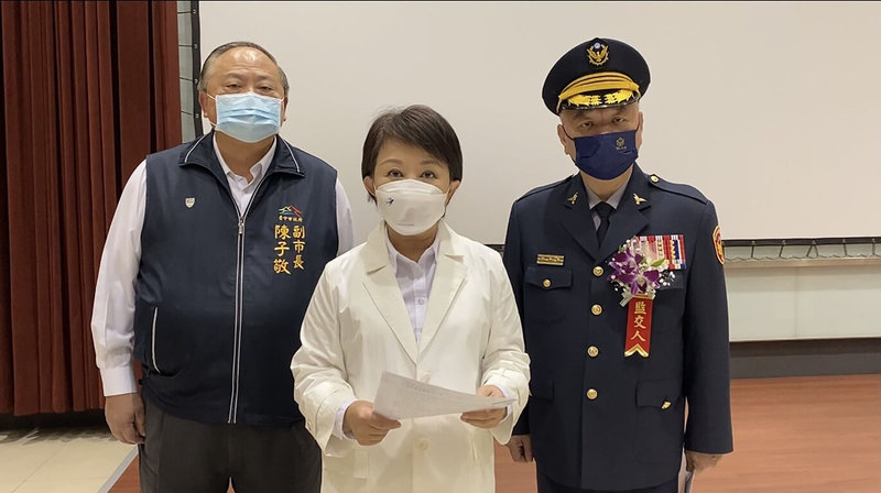 台中市政府17日發布囤房稅修正草案公報,市長盧秀燕(中)表示,此次稅率調整主要為平抑房價,針對持有非自住住家用房屋訂定差別稅率,3戶以下每戶將按2.4%稅率課徵;4戶以上每戶按3.6%稅率,並擬訂配套措施。(台中市政府提供)中央社記者趙麗妍傳真 111年1月17日