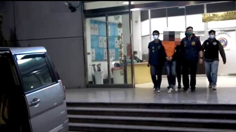 高雄市刑警大隊偵破一對表兄弟謊稱兜售線上遊戲道具詐財案,2嫌用電子支付收款後,透過臉書騙取民眾個資開人頭戶洗錢,再買虛擬寶物套現,逾60人受害。(警方提供)中央社記者曾以寧傳真 111年1月17日