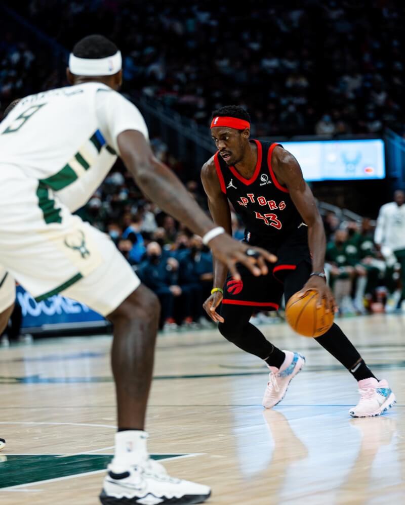 美國職籃NBA多倫多暴龍前鋒西雅坎(前右)15日拿下本季首次「大三元」,終場暴龍以103比96擊敗衛冕軍密爾瓦基公鹿(圖取自twitter.com/Raptors)