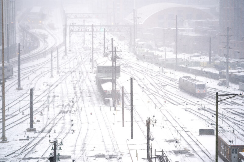 冬季風暴挾帶豪雪與冰雪襲擊美東,截至16日中午約23萬5000人無電可用。圖為16日美國華盛頓的火車站景象。(法新社)